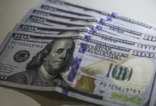 Dólar cai para menor valor em oito meses e fecha a R$ 5,48